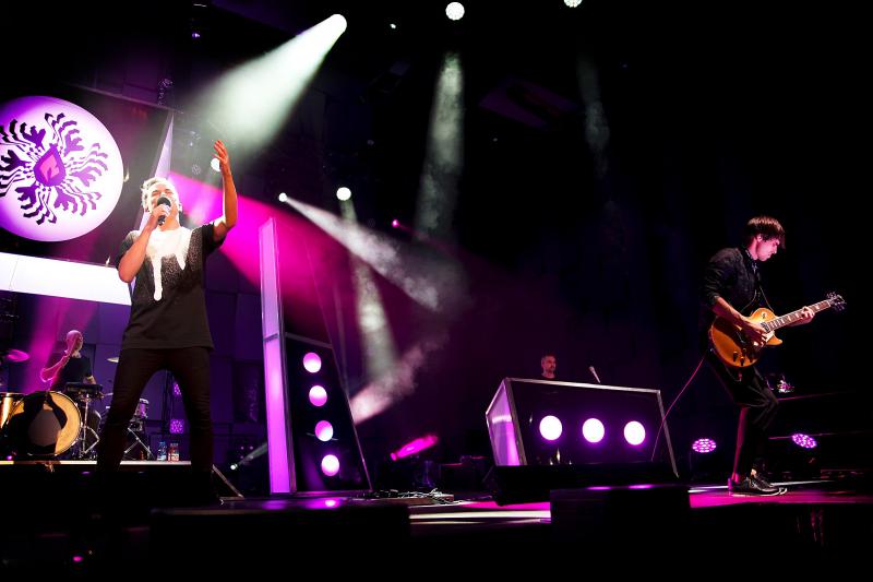 Skupina Slza zachytila atmosféru svého prvního halového turné na kameru. Svým fanouškům slíbila pokračování Holomráz tour 2018 na podzim.