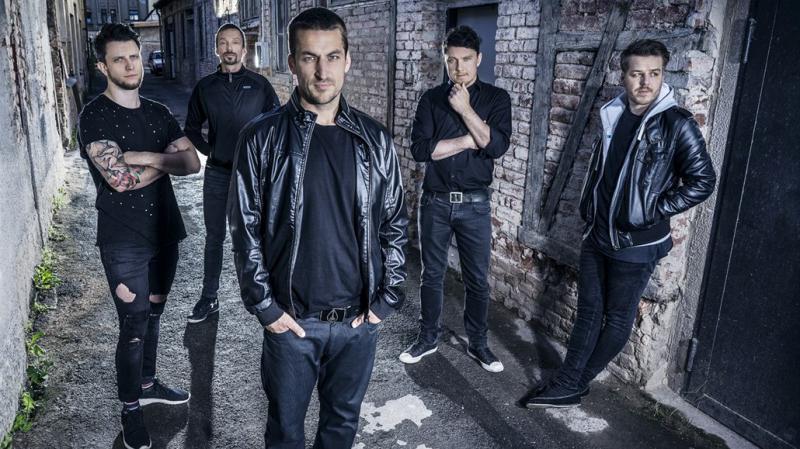 The.Switch zakopali zpěváka v novém klipu do hrobu, společnost mu dělali hadi a další havěť