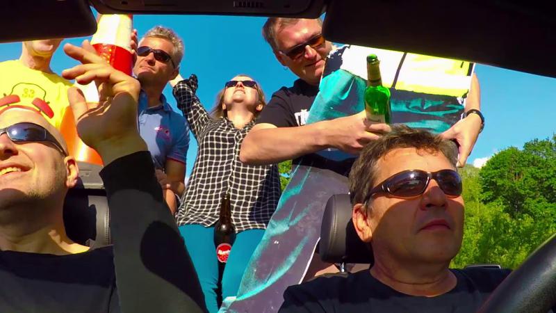 Tři Sestry mají pro vás dárek za vysvědčení a koupili si policajta