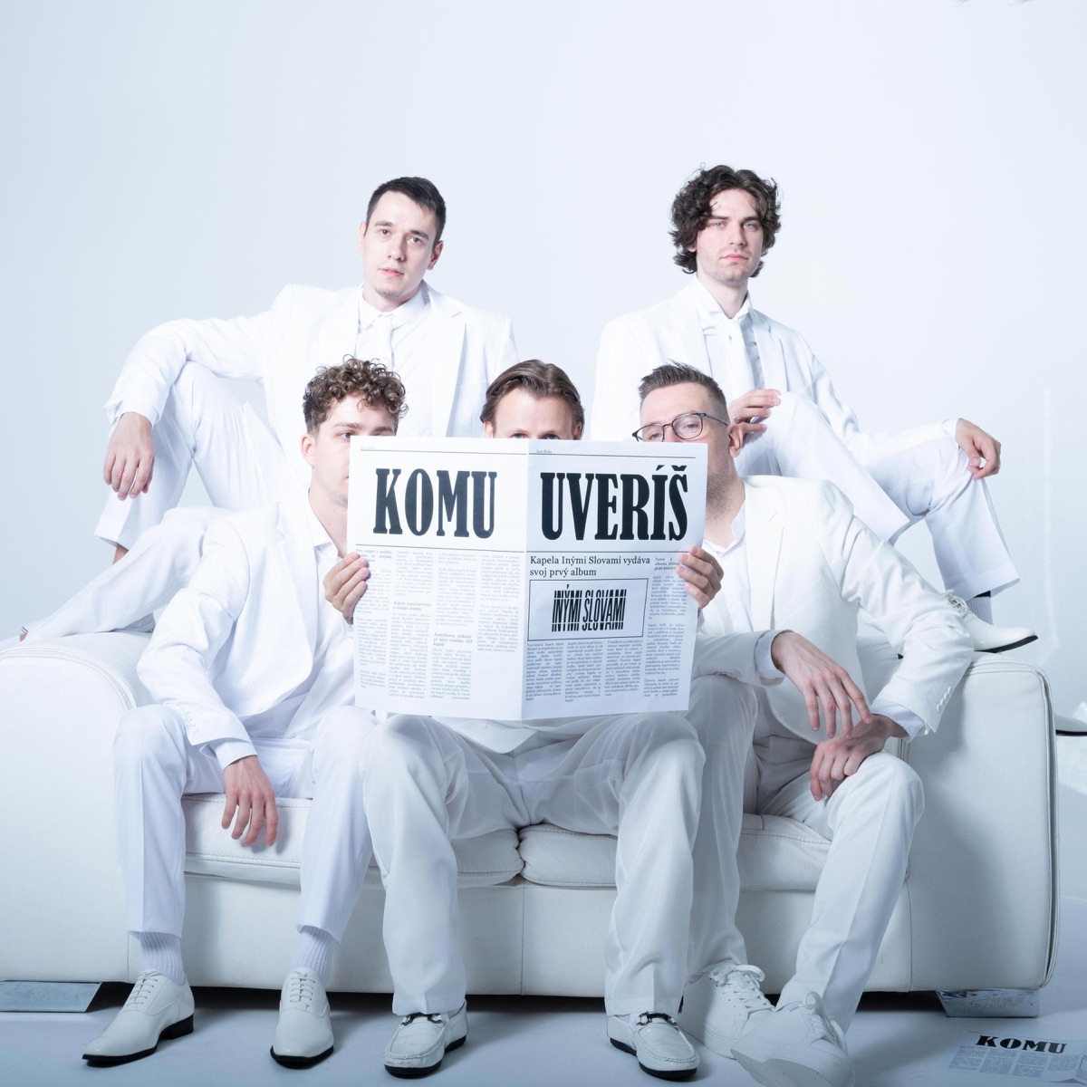 Komu uver�