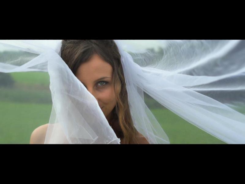 Zpěvačka Ella natočila další videoklip k novému singlu Lásce se nebráním a provdala se za známého herce Filipa Cíla