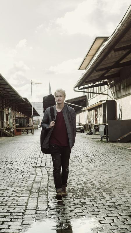 GENERIC INTERVIEW O fenoméne BUSKING s „českým Edom Sheeranom“ Jakubom Ondrom