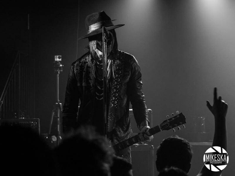 Hlasitý. Drsný. Intenzivní. Dramatický. DARKH!