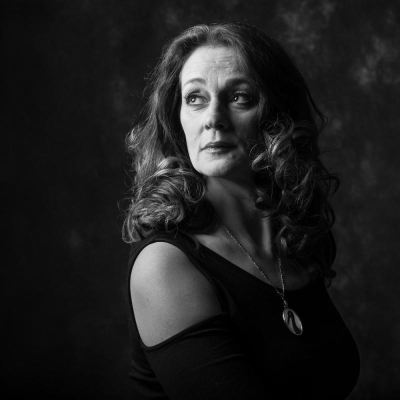 JANA JELÍNKOVÁ a STO ZVÍŘAT pokřtí 8. listopadu v pražském  Lucerna Music Baru album 'DÁMA S ČÁPEM'