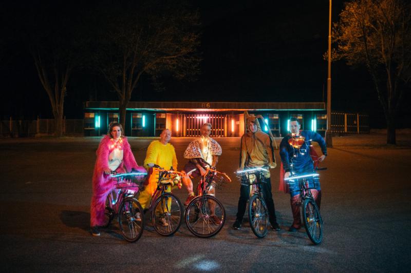 Skyline vyhlásili ke klipu Till The Morning Comes freakovou taneční soutěž ve stylu devadesátek