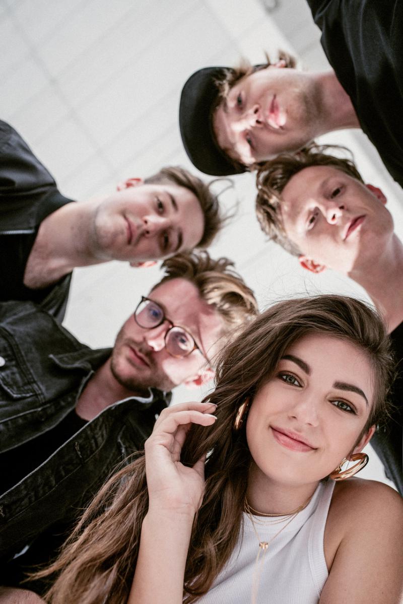 Nelly natočila klip k novému singlu Nad hladinou a spolu s Jakubem Kotkem přitom klesala ke dnu