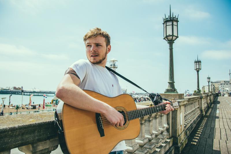 Thom Artway vypouští videoklip k písni Sleeping Next to You a vyráží na turné