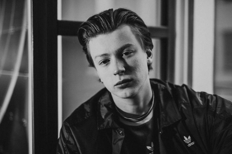 Adam Mišík zachytil v syrovém videoklipu Démoni pocit, kdy se vztah z nebe změní v peklo