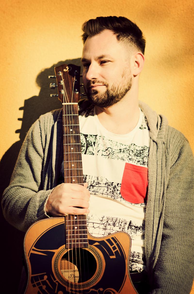 Na scéne je nový slovenský pesničkár Marek Vandrák, ktorý predstavuje singel 'Stromy'