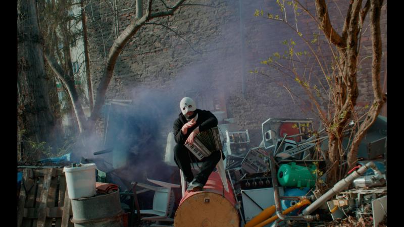 Půl roku po vydání alba Nonstop a Prezident Lourajder se vrací s fantastickým klipem na track 'Čierna'