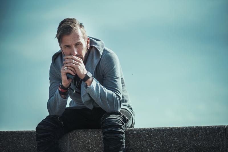 Láska přichází s novým singlem 'Pane' a pouští se do polemiky s bohem