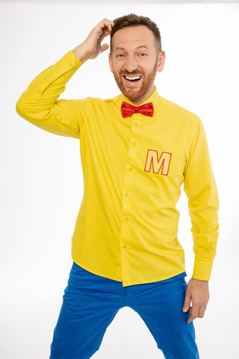 Miro Jaroš v novom klipe „Dospelý“, vzdáva hold každému poctivému zamestnaniu, aj smetiarovi, či krajčírke