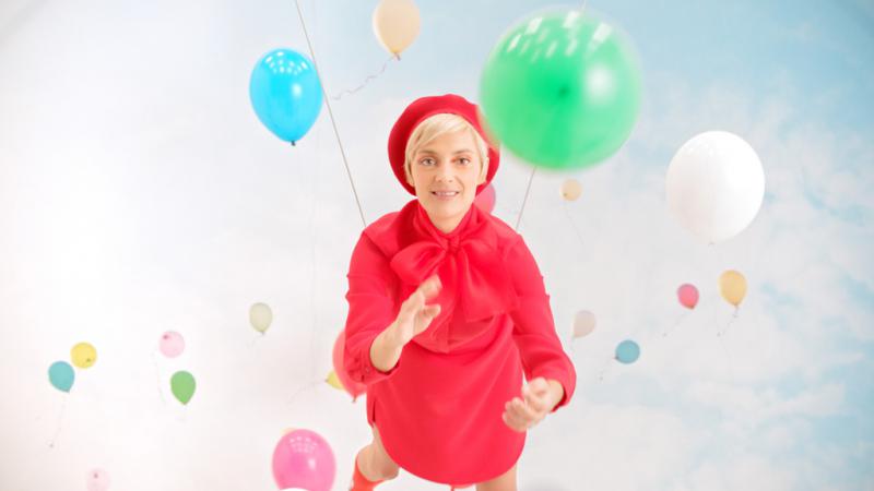 BARBORA POLÁKOVÁ  létá v novém klipu plném metafor. Létat bude i 26. 10. ve Foru Karlín!