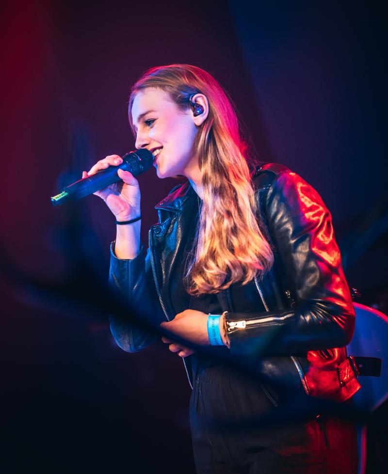 Výjimečná muzikantka Tereza Balonová vydává a představuje singl s videoklipem Neposloucháš