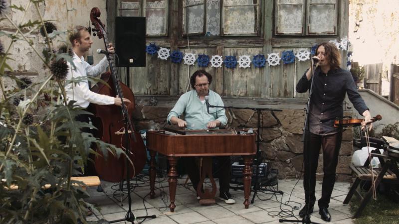 Kapela Ponk představuje videoklip ke skladbě Děvčica z dědiny