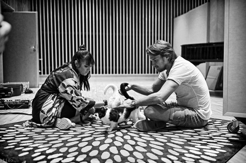 Vojtěch Dyk a Ewa Farna vydávají první vlaštovku z velkolepého projektu Folk Swings. Píseň KOČKY je součástí unikátní desky, která vyjde už 30. října