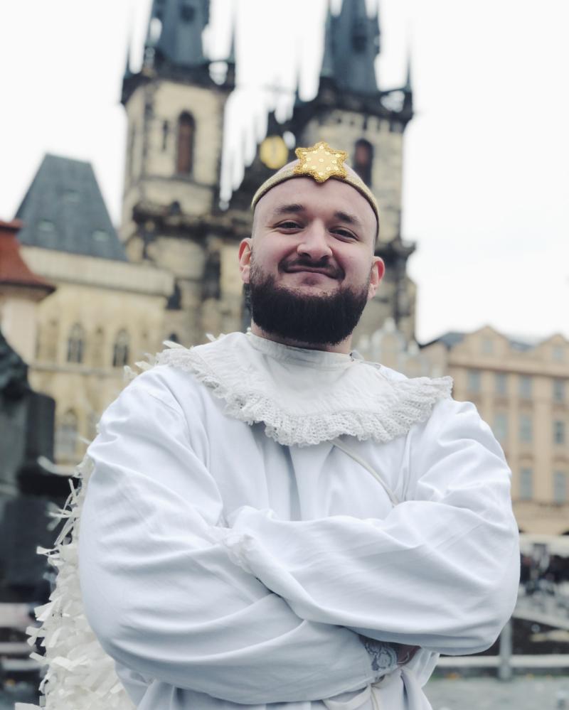 Pokáč se proměnil v Anděla a vydal se na inspekci předvánoční Prahy