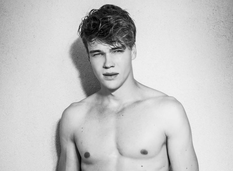 Mikolas Josef ukazuje, jak může v roce 2015 vypadat DIY cesta. Stojí za ní příběh, osobní odhodlání, nahrávka, která překvapí a famozní videoklip.