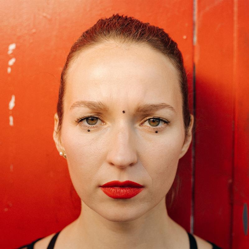 Berenika Kohoutová vydává singl Tři tečky a SMS zprávami nás bere do své love story, která skončila manželstvím