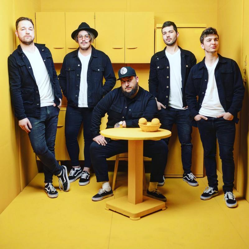 Kapela Siluety se na novém singlu Ve spánku spojila s Jakubem Děkanem