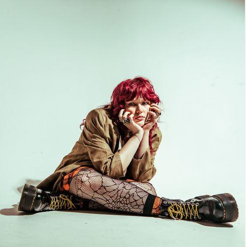 Karin Ann v novém videu skládá poctu osmdesátkové estetice VHS