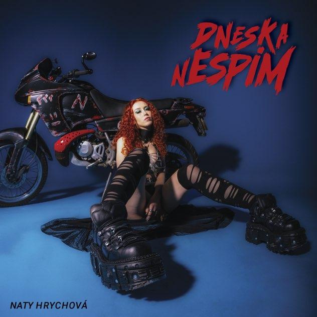 Dneska nespim tvrdí rockerka Naty Hrychová ve svém novém stejnojmenném singlu