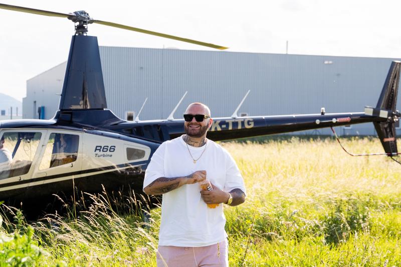 O doslova královský příjezd na festival Vysmátý léto se postaral Kontrafakt. Členové kapely do Kadaně přiletěli pár minut před svým setem vrtulníkem.