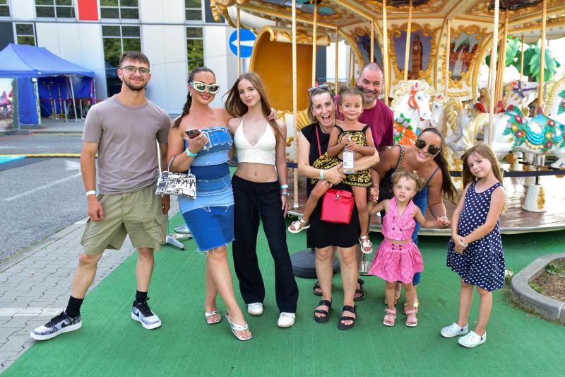 Šmolkov si užili aj Twiinsky, speváčky Veronika a Daniela prišli s celou rodinou