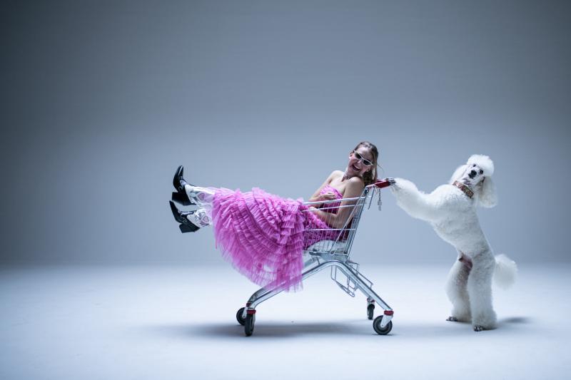 JASMIN vydává první singl pod křídly Universal Music.   V singlu Lost zpívá o dnešní hektické době a nechybí ani výrazný videoklip