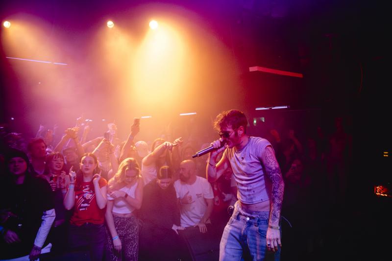 Až mi bude padesát...MAT213 s Lajfrem v posledním singlu z alba Nesu oheň. Teď míří na festivaly