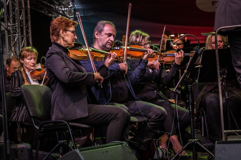 Karlovarský symfonický orchestr zahraje nejslavnější houseové hity během CITY TRIATHLONU Karlovy Vary. Vstup je zdarma