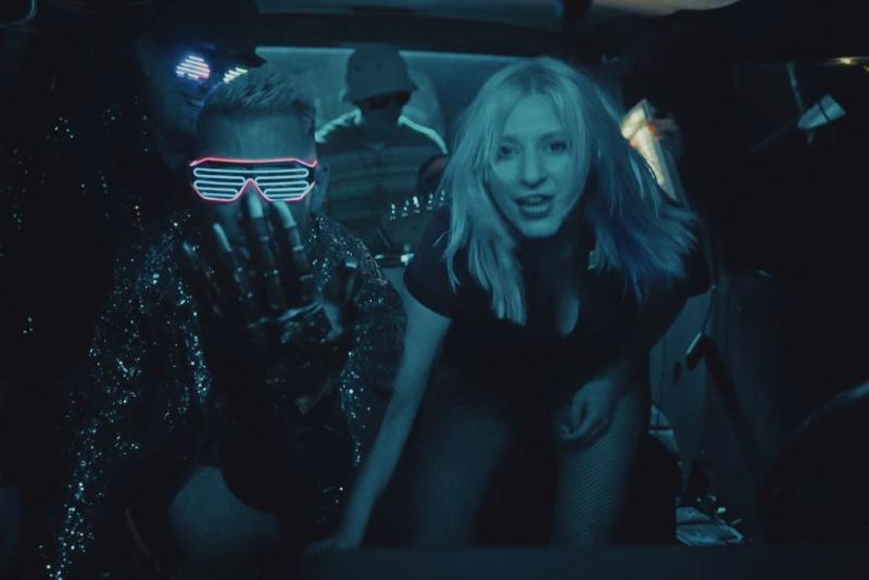 Mejdan v dodávce a kněz v hlavní roli: Skyline vypouštějí halloweenský klip Rollercoaster