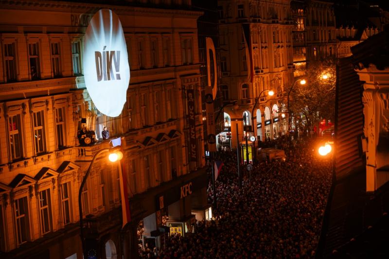 Korzo Národní 2025: Hudební program oslav 36. výročí sametové revoluce s premiérou zhudebněných básní Jana Zábrany a ikonickou Modlitbou pro Martu v podání Jana Ciny