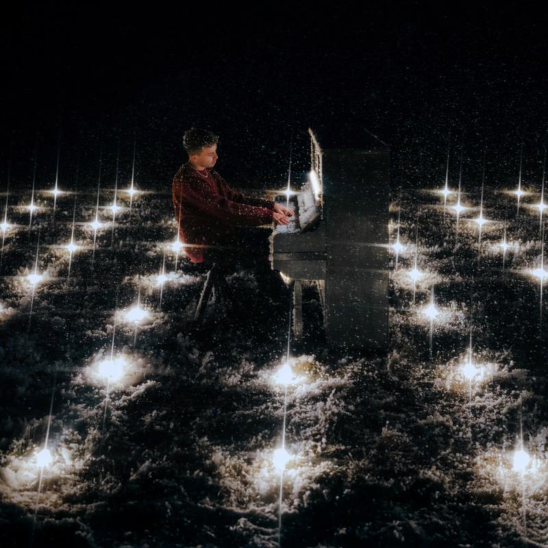 Slza představuje klavírní singl Do ticha. Intimní píseň původně vznikla už před pěti lety